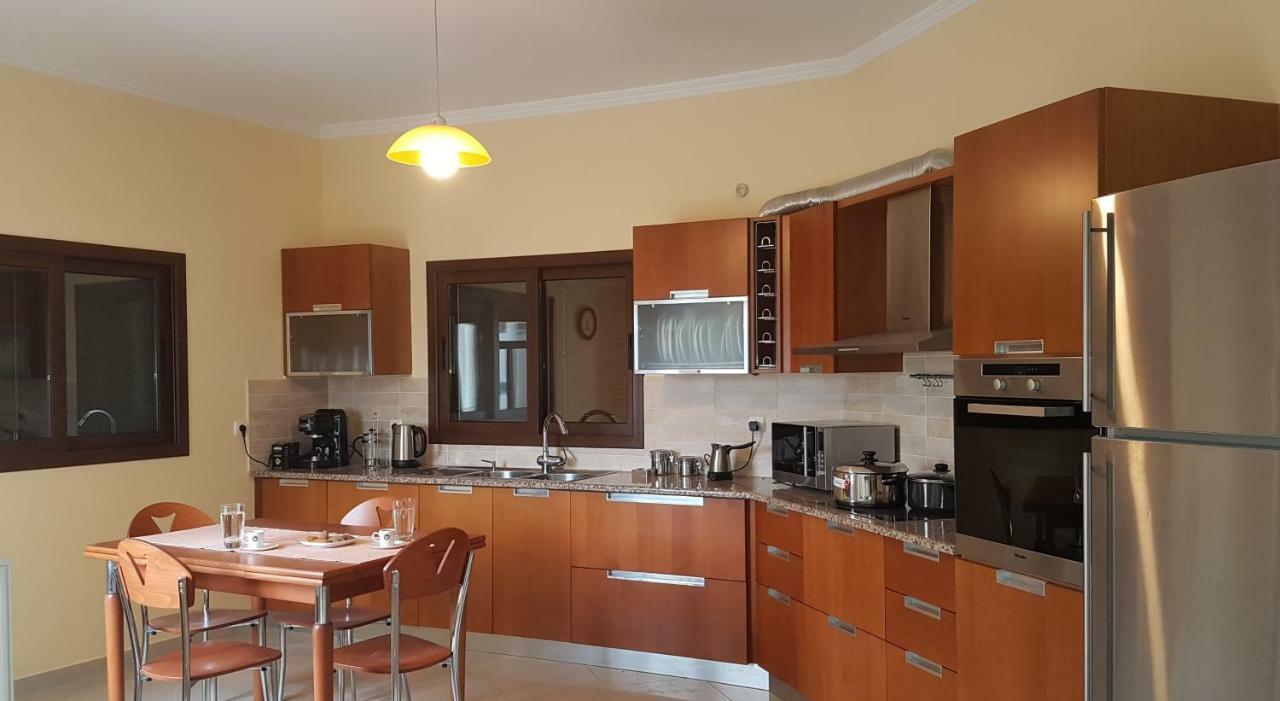 Dimitris Villa Aigio Bagian luar foto